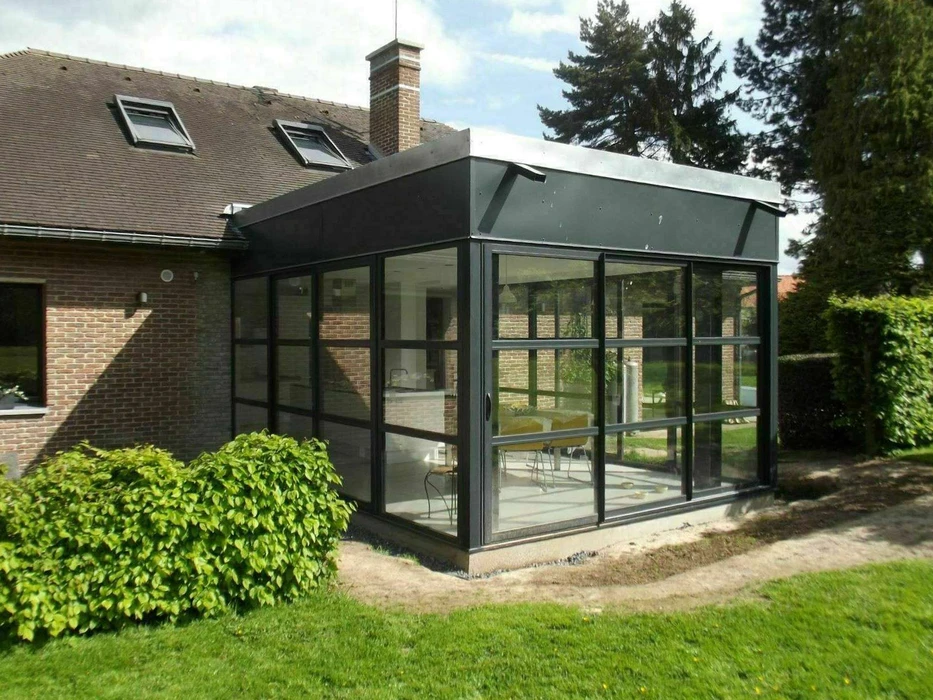 Apprentie avec adulte dans une &eacute;cole de menuiserie travaillant sur le bois