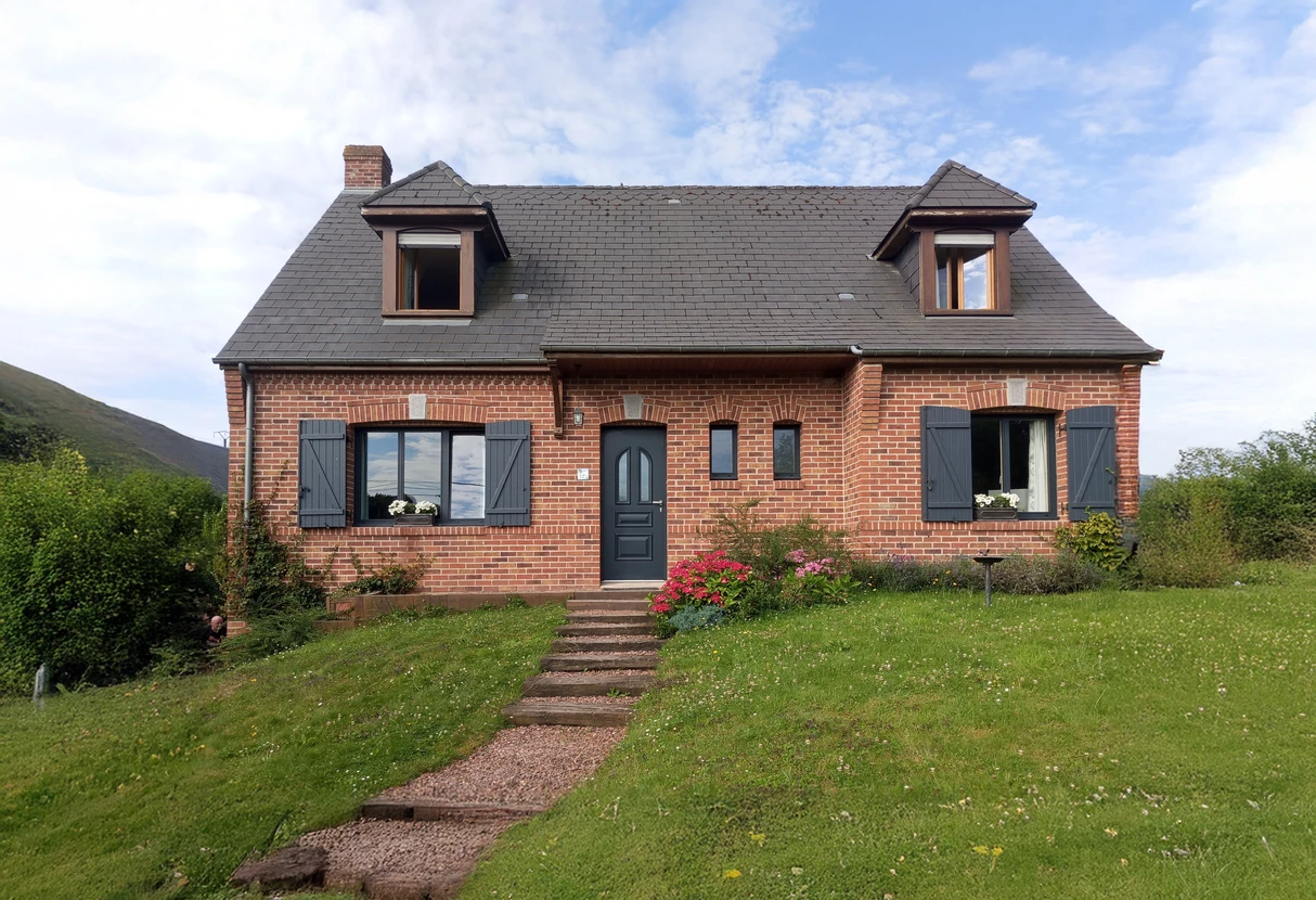 Entr&eacute;e moderne d'une maison contemporaine avec terrasse sur&eacute;lev&eacute;e et escalier d'acc&egrave;s