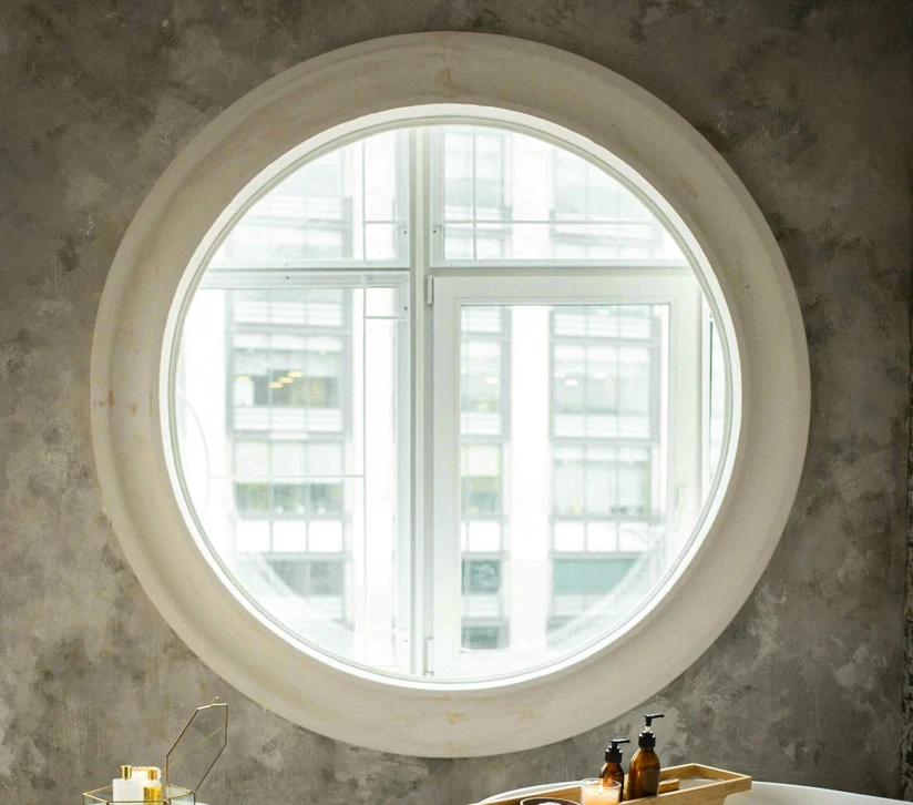 Intérieur moderne avec grande baie vitrée coulissante donnant sur terrasse en bois