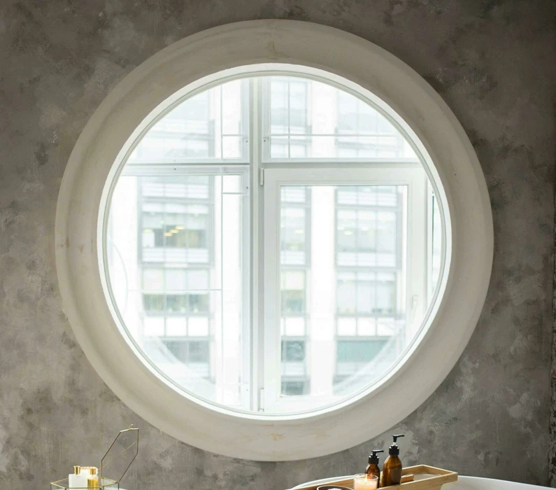 Véranda moderne attenante à maison en brique avec toiture tuiles