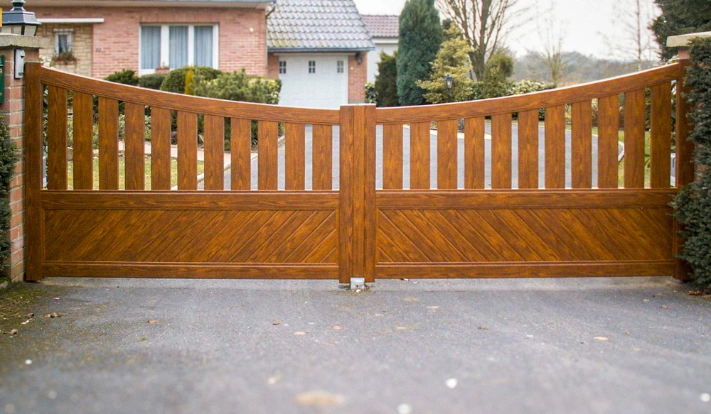Véranda moderne avec structure en aluminium rouge bordeaux, parois vitrées et toiture transparente