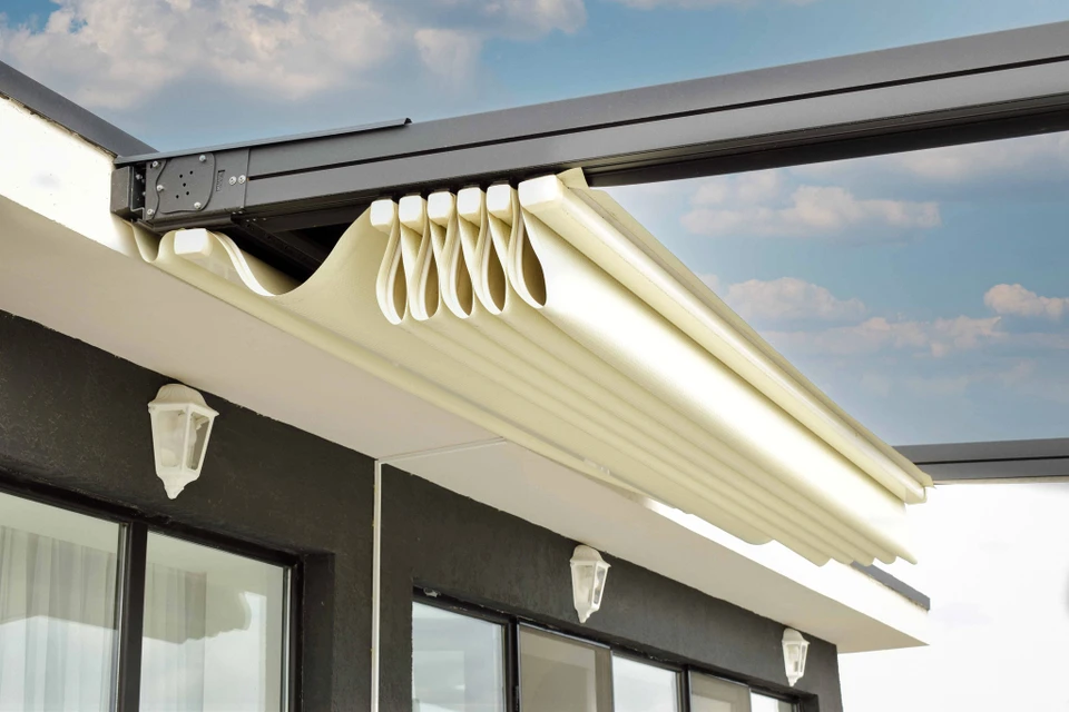 Intérieur d'atelier industriel présentant divers profilés en aluminium anodisé disposés sur plan de travail