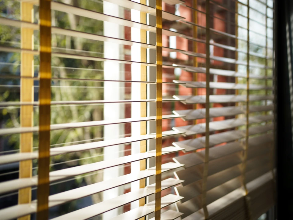 La lumière du soleil sur le sol en béton dans la chambre d'hôtel avec fenêtres panoramiques