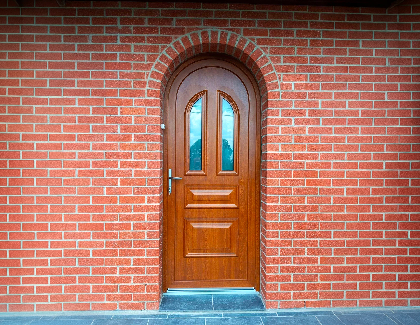 Façade extérieure résidentielle avec porte de garage double en bois naturel