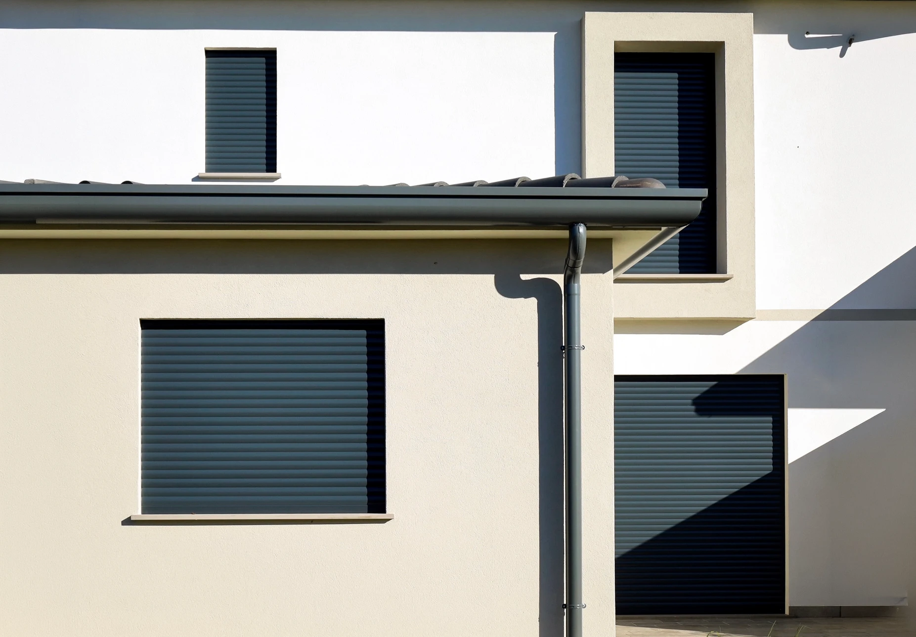 Atelier de menuiserie industriel avec établis en bois, machines-outils et matériaux de construction