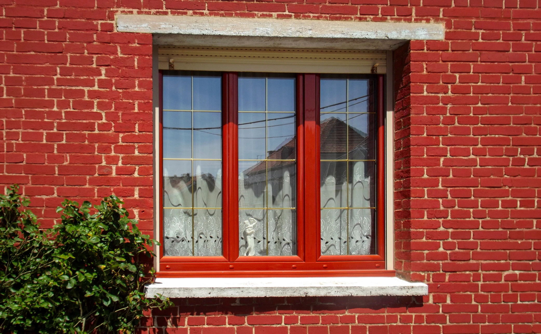 Maison contemporaine à deux étages avec architecture moderne, située dans un environnement résidentiel paysagé