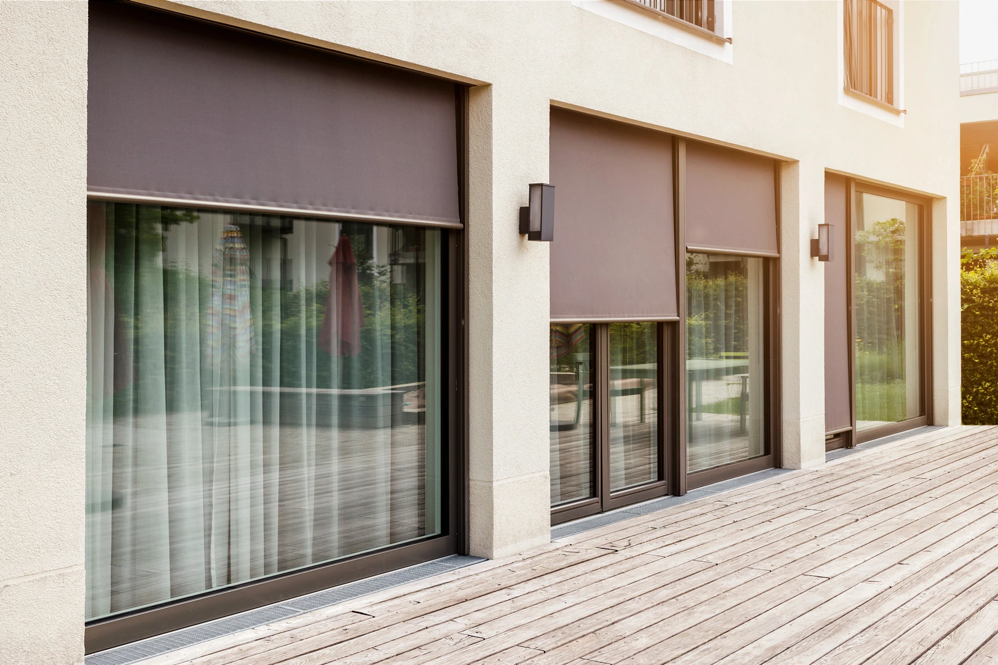 Le travailleur manuel travaille dans une usine de menuiserie, il monte des fen&ecirc;tres et des portes en PVC