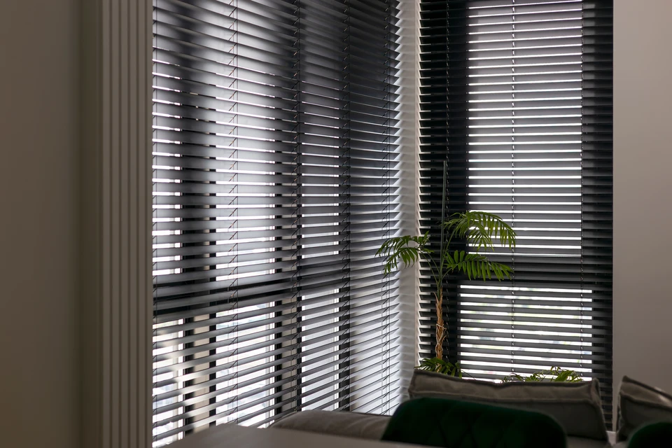 Gros plan sur des stores à rouleaux ou un rideau à la vitre