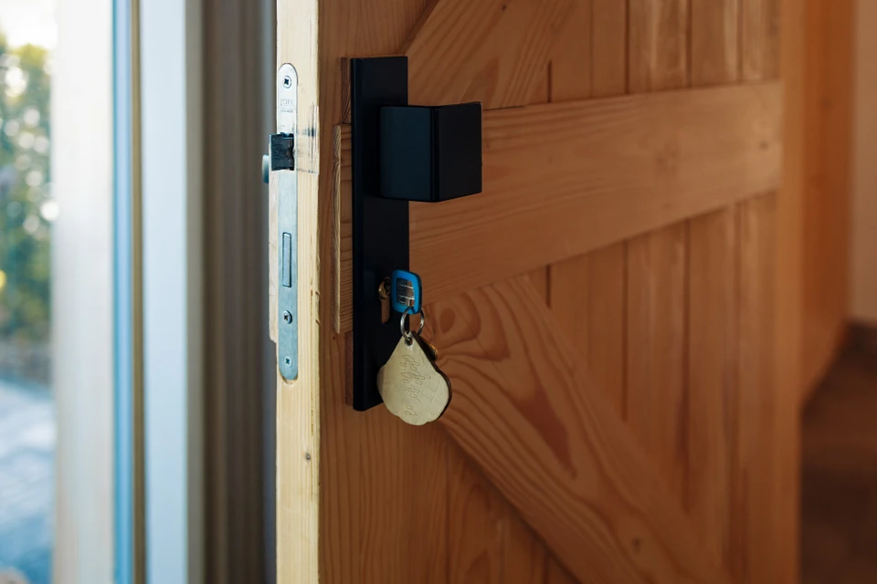 Intérieur résidentiel moderne avec porte fermée équipée d'une poignée métallique et serrure de sécurité