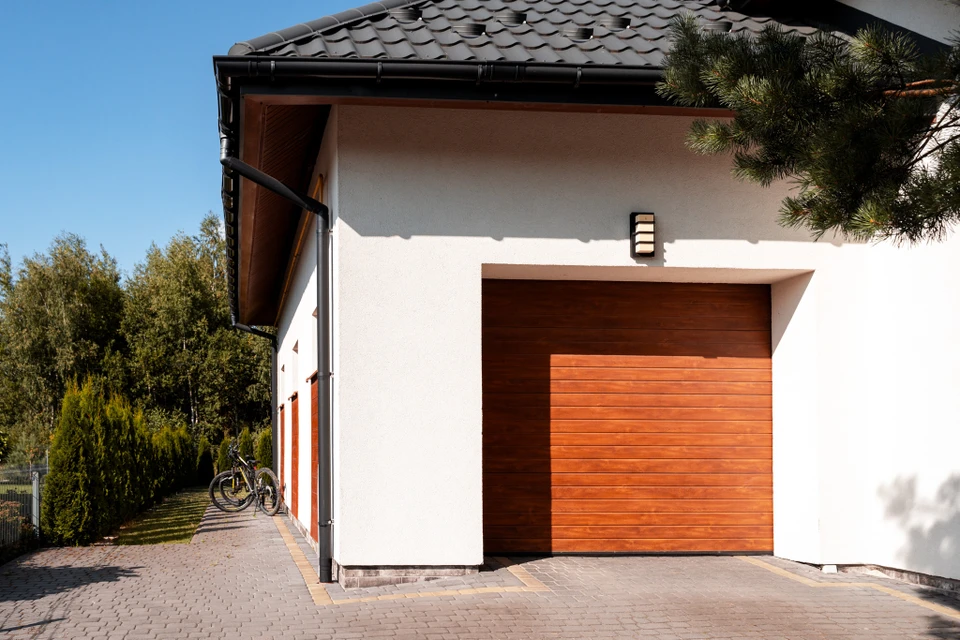Façade de maison contemporaine à deux niveaux avec garage double, située dans quartier résidentiel