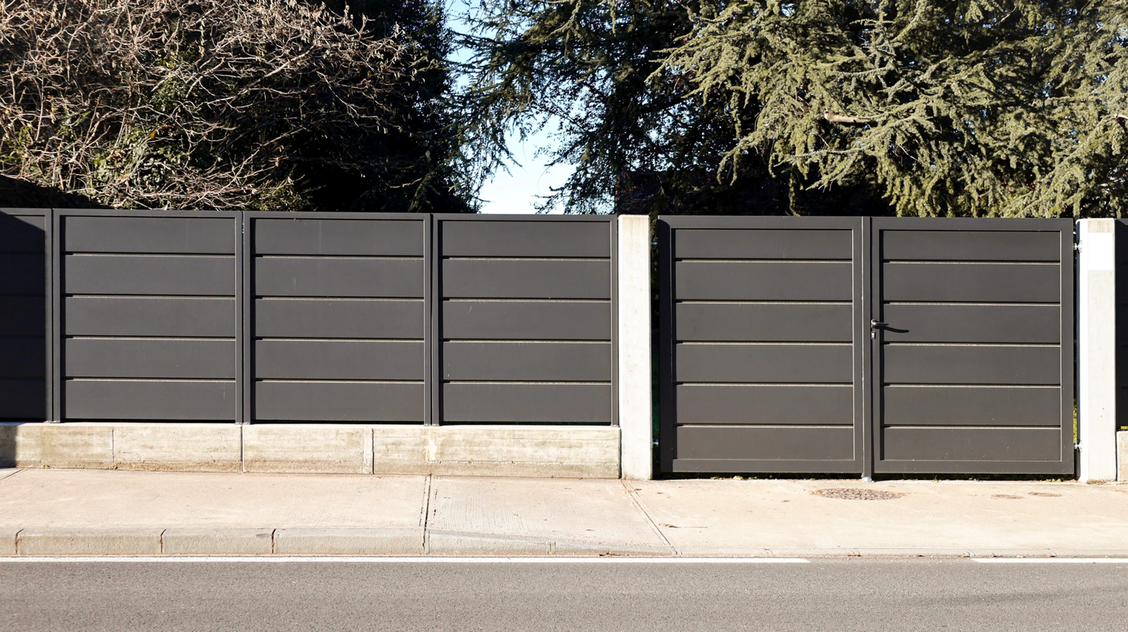 Extérieur résidentiel moderne avec portail et clôture contemporains